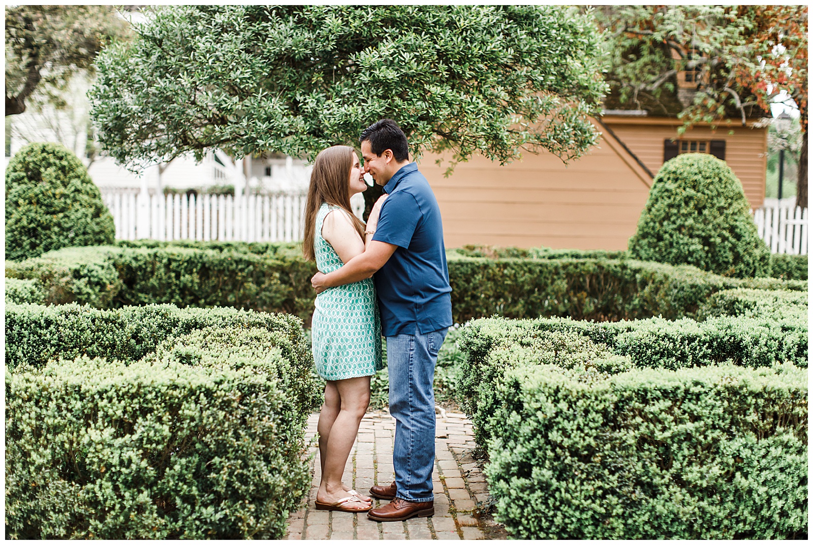 spring-colonial-williamsburg-engagement-session_0006.jpg