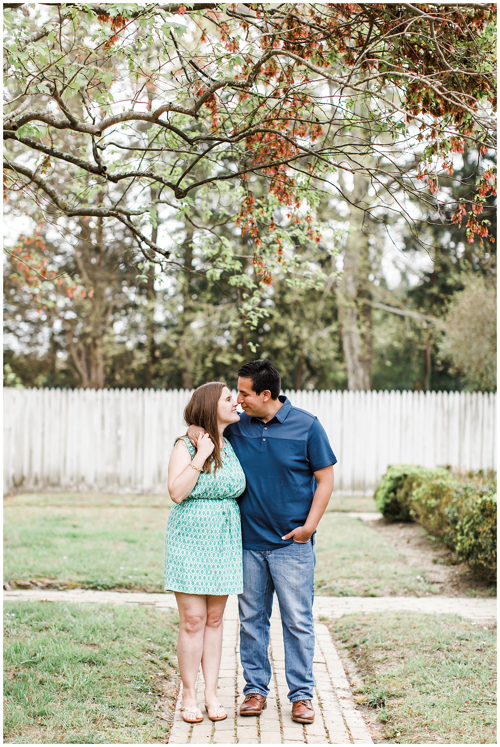 spring-colonial-williamsburg-engagement-session_0009.jpg
