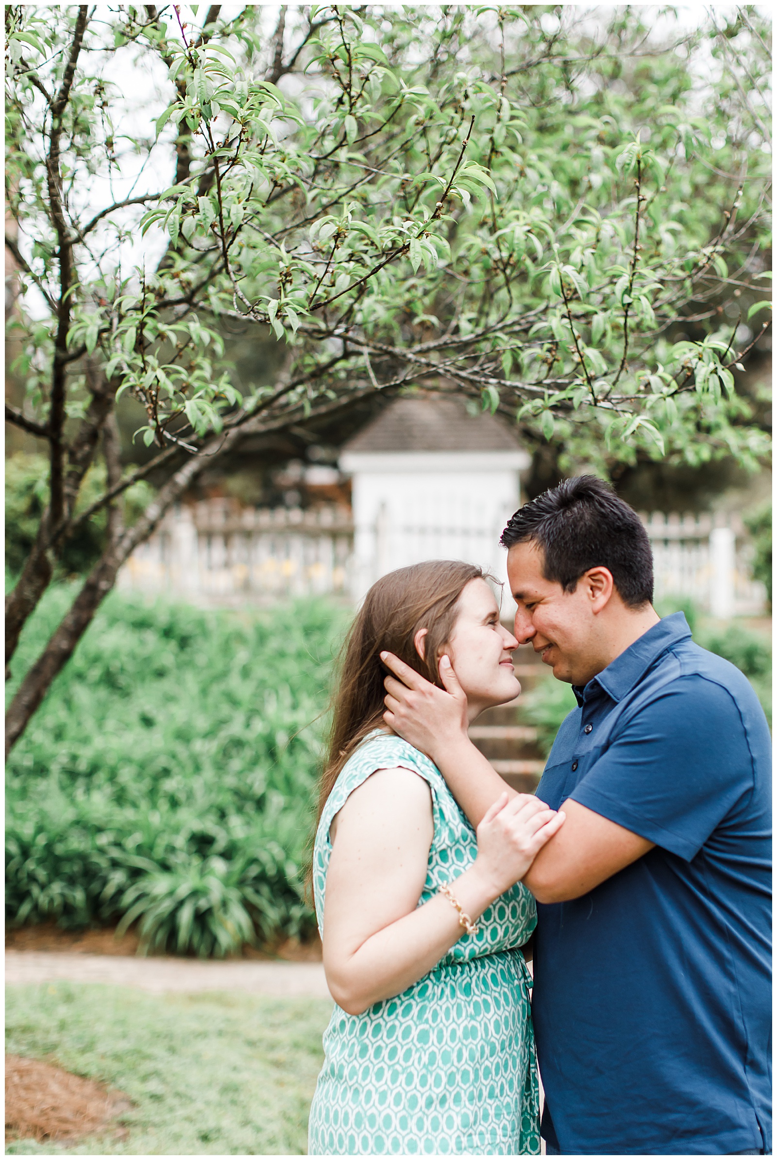 spring-colonial-williamsburg-engagement-session_0015.jpg