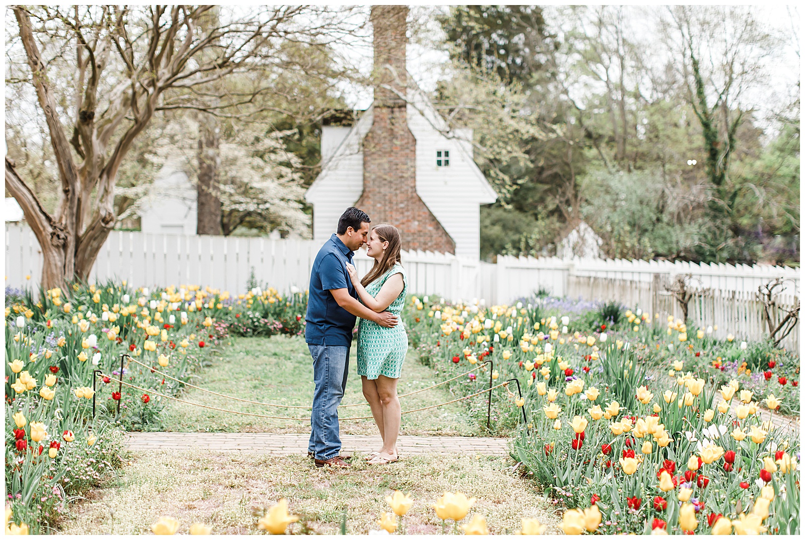spring-colonial-williamsburg-engagement-session_0017.jpg