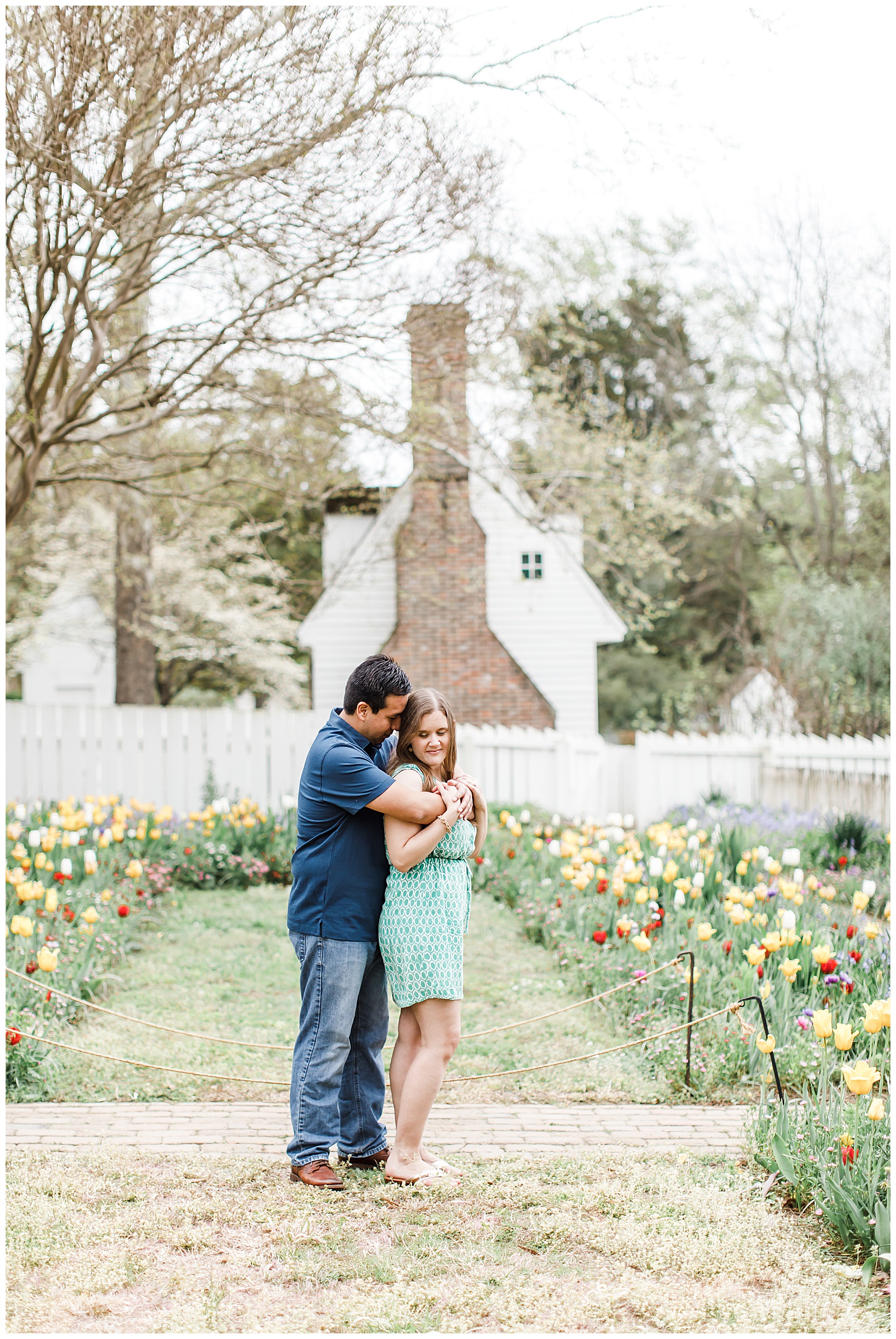 spring-colonial-williamsburg-engagement-session_0018.jpg