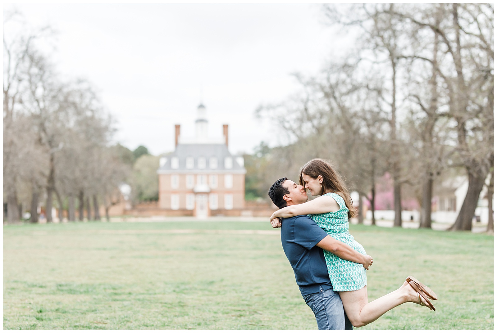 spring-colonial-williamsburg-engagement-session_0039.jpg