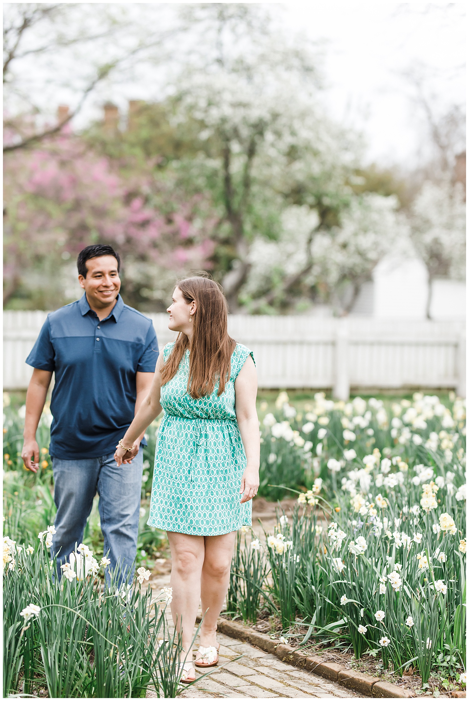 spring-colonial-williamsburg-engagement-session_0044.jpg
